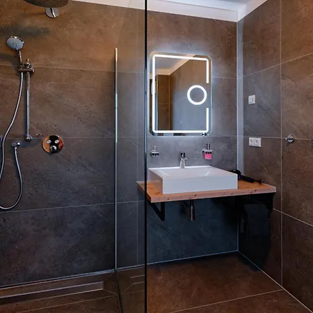 Schluister Park מלון