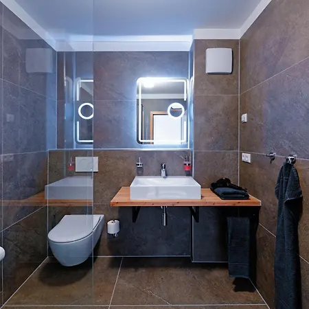 Schluister Park מלון 3*